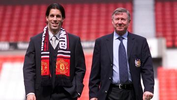 27 Apr 2001:  Manchester United manager, Alex Ferguson welcomes new signing, Ruud Van Nistelrooy to Manchester United at Old Trafford, Manchester. DIGITAL IMAGE Mandatory Credit: Gary M. Prior/ALLSPORT