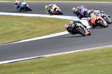 Johann Zarco lidera la carrera.