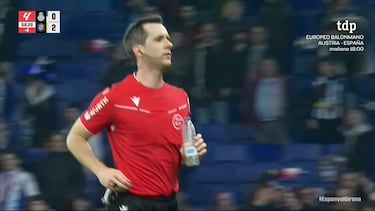 Botellazo a Gazzaniga... y él ni se inmuta 