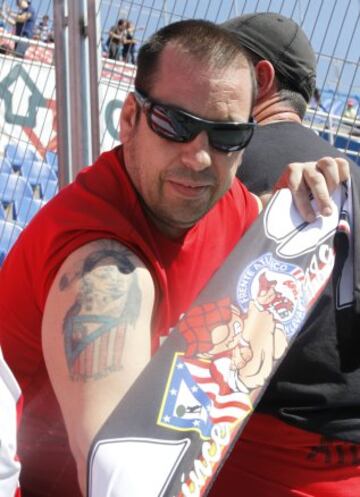 Seguidores del Atlético durante el partido de trigésimo sexta jornada de la Liga de Primera División que disputan esta tarde en el estadio Ciutat de Valencia.