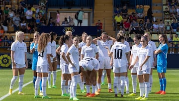 VILLARREAL, 10/09/2022.- Las jugadoras del Real Madrid conversan entre ellas después de que se aplazara su encuentro ante el Villarrea de la Primera División femenina por incomparecencia del equipo arbitral, este sábado en la Ciutat Esportiva del Villarreal. EFE/ Doménech Castelló