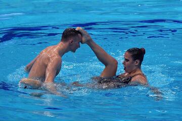 Budapest acoge, del 10 al 23 de mayo, la 35ª edición de los Campeonatos Europeos de natación, en las modalidades
de piscina larga, artística, saltos y aguas abiertas. En la imagen, los rusos Aleksandr Maltsev y Mayya
Gurbanberdieva compiten en natación artística, en dúo técnico mixto, en el Duna Arena de la capital húngara.