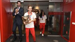 Laia Palau, capitana de la Selecci&oacute;n femenina, con Jorge Garbajosa, presidente de la Federaci&oacute;n Eespa&ntilde;ola, visitan AS con el trofeo de campeones de Europa conseguido el pasado mes de julio en Belgrado.
 
 
 
 LAIA PALAU
 JORGE GARBAJOSA SELECCION ESPA&Atilde;OLA ESPA&Atilde;A DE BALONCESTO FEMENINO