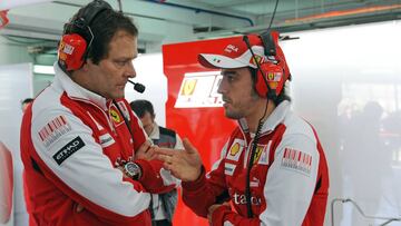 Aldo Costa y Fernando Alonso en enero de 2010. 