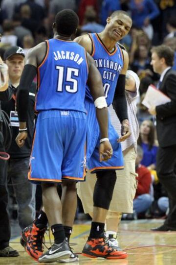 Russell Westbrook y Reggie Jackson festejan el triunfo. 