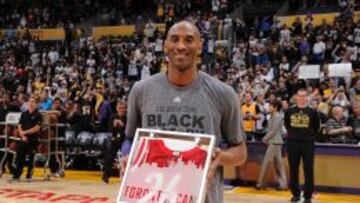 Kobe Bryant posa con la camiseta del que ser&aacute; su ultimo All Star Game.