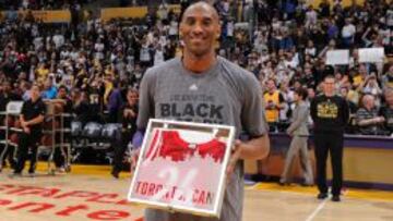 Kobe Bryant posa con la camiseta del que será su ultimo All Star Game.