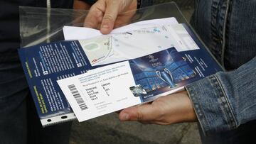 23/05/16 ESTADIO SANTIAGO BERNABEU SEGUIDORES
 REAL MADRID Entradas para la Final de la Champions
 COLAS 