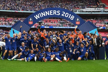 El equipo dirigido por Antonio Conte levantó su único título de la temporada tras vencer al Mancheter United en el Estadio de Wembley.