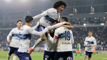 Futbol, Universidad Catolica vs Cobresal.
Fecha 22, Liga de Primera 2025.
El jugador de Universidad Catolica Branco Ampuero, celebra su gol contra Cobresal durante un partido de la Liga de Primera disputado en el estadio Claro Arena de Santiago, Chile.
30/08/2025
Javier Torres/Photosport
Football, Universidad Catolica vs Cobresal.
22nd turn, First division league.
Universidad Catolica player Branco Ampuero, center, celebrates his goal against Cobresal during a first division match at the Claro Arena in Santiago, Chile.
30/08/2025
Javier Torres/Photosport