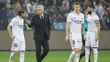 Real Madrid's Croatian midfielder Luka Modric (L) speaks with Real Madrid's Italian coach Carlo Ancelotti at half-time during the Spanish Super Cup final football match between Real Madrid CF and FC Barcelona at the King Fahd International Stadium in Riyadh, Saudi Arabia, on January 15, 2023. (Photo by Giuseppe CACACE / AFP)