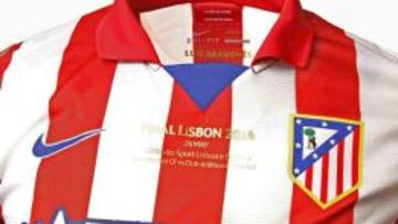 La camiseta con el nombre de Luis en el cuello.