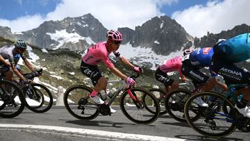 Rigoberto Urán durante una etapa del Tour de Suiza 2023.