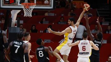 Santi Aldama jugando con la selección.