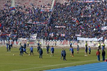 Hinchas de Universidad de Chile realizan el tradicional Banderazo previo al Superclásico.