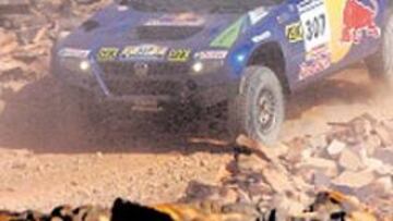 <b>MALA SUERTE. </b>Sainz, tras pinchar, cedió su puesto a Peterhansel.