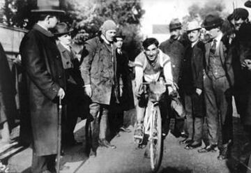 CONSTANTE GIRARDENGO. Ganador de dos Giros en 1919 (aquí se llevó siete de las diez etapas) y en 1923. Sumó un total de 30 victorias de etapa.