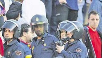 <b>FUERA. </b>La Policía le retiró el abono a seis violentos en el Atlético-Celta. Los vándalos del día del Sevilla aún no han sido identificados.