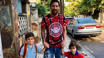 Leo Messi llevando a sus dos hijos mayores, Thiago y Mateo, de vuelta al colegio el 6 de septiembre de 2018