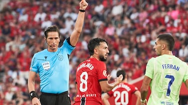 El árbitro, Munuera Montero, expulsa a Morlanes, doble amarilla, por derribar a destiempo a Lamine Yamal.