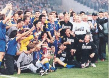 Jugadores de la Juventus con el trofeo de la Copa de Europa
