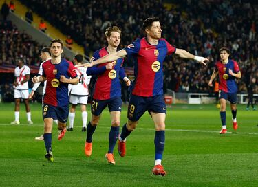 El único gol del partido lo anotó Robert Lewandowski en el minuto 28, tras convertir un polémico penalti. El Barça dominó la posesión y generó varias oportunidades, pero el Rayo se mantuvo firme en defensa y complicó el ataque azulgrana. En los minutos finales, el equipo visitante tuvo algunas ocasiones peligrosas, pero el Barcelona logró mantener su ventaja y asegurar los tres puntos.

Con esta victoria, el equipo dirigido por Hansi Flick recuperó el liderato de LaLiga, aprovechando los empates del Real Madrid y el Atlético de Madrid.