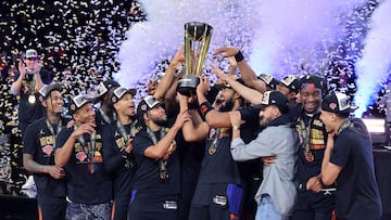 LAS VEGAS, NEVADA - DECEMBER 16: The New York Knicks celebrate with the trophy after the Knicks defeated the San Antonio Spurs 124-113 in the Emirates NBA Cup Championship game at T-Mobile Arena on December 16, 2025 in Las Vegas, Nevada. Ethan Miller/Getty Images/AFP (Photo by Ethan Miller / GETTY IMAGES NORTH AMERICA / Getty Images via AFP)