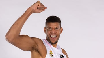 Edy Tavares, con la nueva equipaci&oacute;n del Real Madrid.