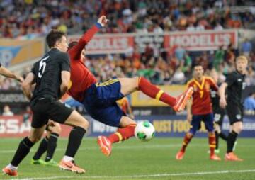 Piqué intenta atrapar un balón imposible.