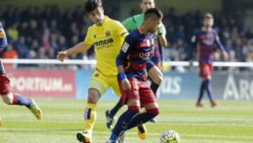 - El centrocampista del Villarreal Manu Trigueros (i) disputa un balón con el delantero brasileño Neymar.