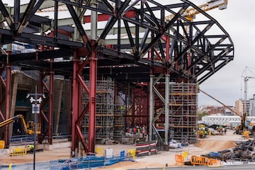 El regreso al nuevo Camp Nou, según el propio club catalán, está a la vuelta de la esquina. Las últimas instantáneas del avance de las obras muestras la construcción del anillo exterior del estadio.