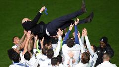 Los jugadores del Real Madrid mantean a Zidane tras el triunfo en el Mundial de Clubes.
