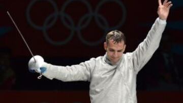 Hungary&#039;s Aron Szilagyi celebrates his victory over Italy&#039;s Diego Occhiuzzi at the end of their Men&#039;s Sabre gold medal fencing bout as part of the London 2012 Olympic games, on July 29, 2012 at the ExCel centre in London. AFP PHOTO / ALBERTO PIZZOLI