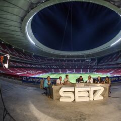 'El Larguero' de la Ser desde el Wanda Metropolitano en imágenes