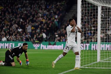 Rodrygo se lamenta, con las manos en la cara, de la ocasión perdida tras mandar el balón por encima del larguero.