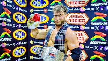 MJF posa con el Campeonato Mundial Semicompleto del CMLL.