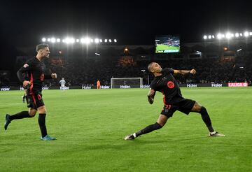 0-1. Raphinha celebra el primer gol que marca en el minuto 14 de partido.