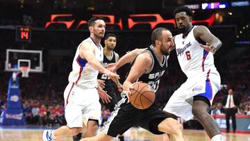 Manu Ginóbili trata de rebasar a DeAndre Jordan.