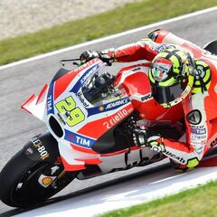 Lidera Iannone, con Lorenzo y Márquez sonriendo a los pitos