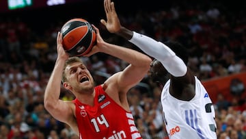 Kaunas (Lithuania), 21/05/2023.- Olympiacos' Sasha Vezenkov (L) and of Real Madrid's Eli Ndiaye in action during the Euroleague Basketball final match between Olympiacos Piraeus and Real Madrid in Kaunas, Lithuania, 21 May 2023. (Baloncesto, Euroliga, Lituania, Pireo) EFE/EPA/TOMS KALNINS
