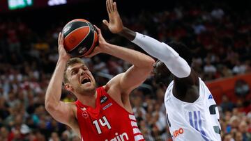 Kaunas (Lithuania), 21/05/2023.- Olympiacos' Sasha Vezenkov (L) and of Real Madrid's Eli Ndiaye in action during the Euroleague Basketball final match between Olympiacos Piraeus and Real Madrid in Kaunas, Lithuania, 21 May 2023. (Baloncesto, Euroliga, Lituania, Pireo) EFE/EPA/TOMS KALNINS
