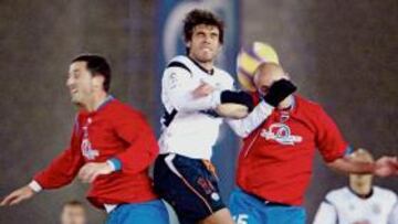 <b>MUY PELEADO. </b>El charro Jorge Alonso disputa un balón por alto ante los rojillos Nagore y Felipe.