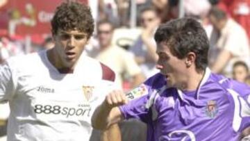 Fazio pelea un balón contra Lloente