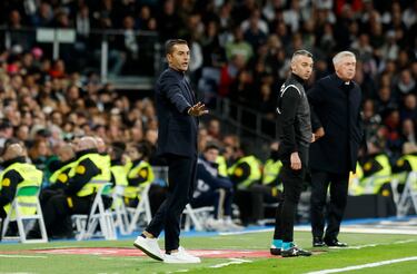 Francisco, entrenador del Rayo Vallecano, dando instrucciones en la banda.