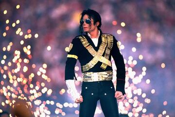 MJ conquistó el último espacio que le faltaba en el Super Bowl 27, entre Vaqueros y Bills, en 1993. El único guiño que tuvo hacia sus clásicos fue 'Billie Jean'; en cambio, dedicó el resto de la presentación a satisfacer a las nuevas generaciones con 'Jam', 'Black and White' y enviar un mensaje de paz al mundo con 'We Are The World' y 'Heal The World'. 

