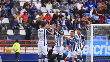 AME5116. PACHUCA (MÉXICO), 23/07/2023.- El jugador Oscar Murillo de Pachuca se despide de sus compañeros, hoy en el estadio Hidalgo de la ciudad de Pachuca, Hidalgo (México). EFE/David Martínez Pelcastre
