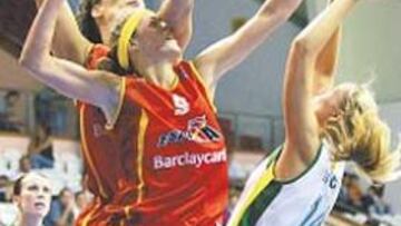 <b>REBOTE. </b>Valdemoro lucha por el rebote ante la lituana Sulciuté.