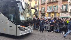 Llegada del autobús del Real Madrid al hotel de concentración en Nápoles.