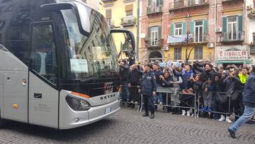 Llegada del autobús del Real Madrid al hotel de concentración en Nápoles.