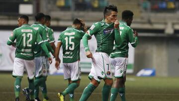 Bryan Carrasco celebrando uno de sus goles.